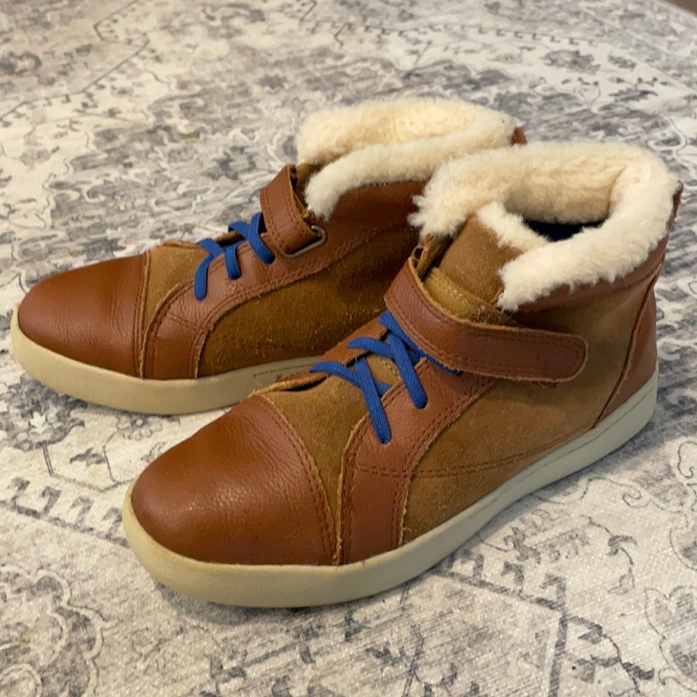 Ugg leather sneaker kids size4